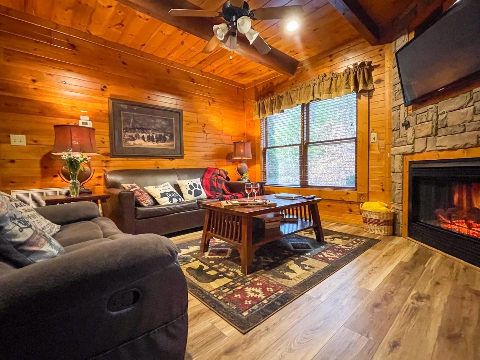 Spacious Resort Log Cabin, Easy Drive, Hot Tub, Arcade Gameroom, Mountain Vibe Gatlinburg Ngoại thất bức ảnh